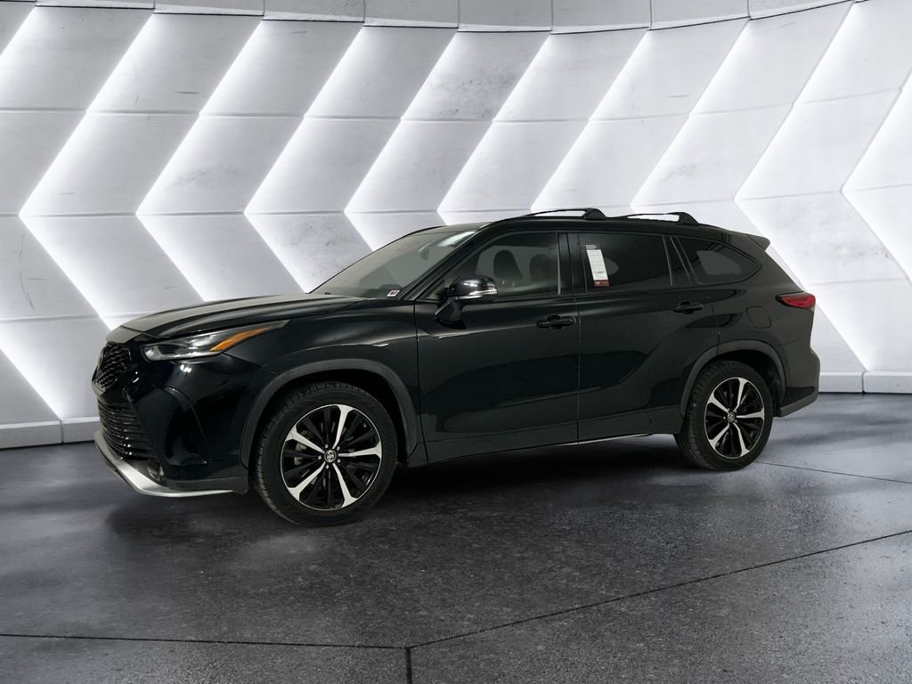 Used 2021 Toyota Highlander XSE FWD image 3
