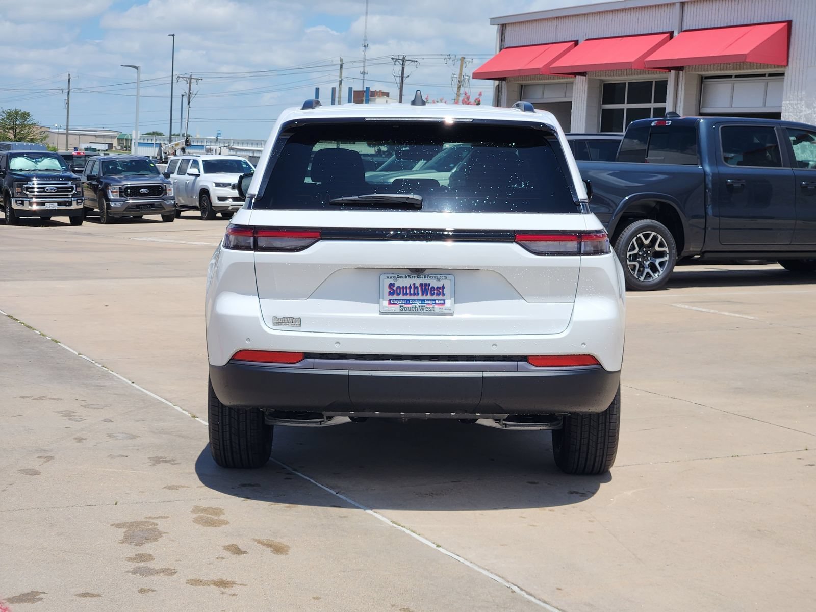 New 2026 Jeep Grand Cherokee Altitude RWD image 8