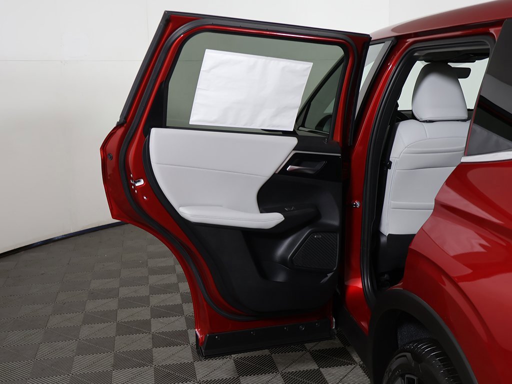 New 2025 Mitsubishi Outlander SE image 23