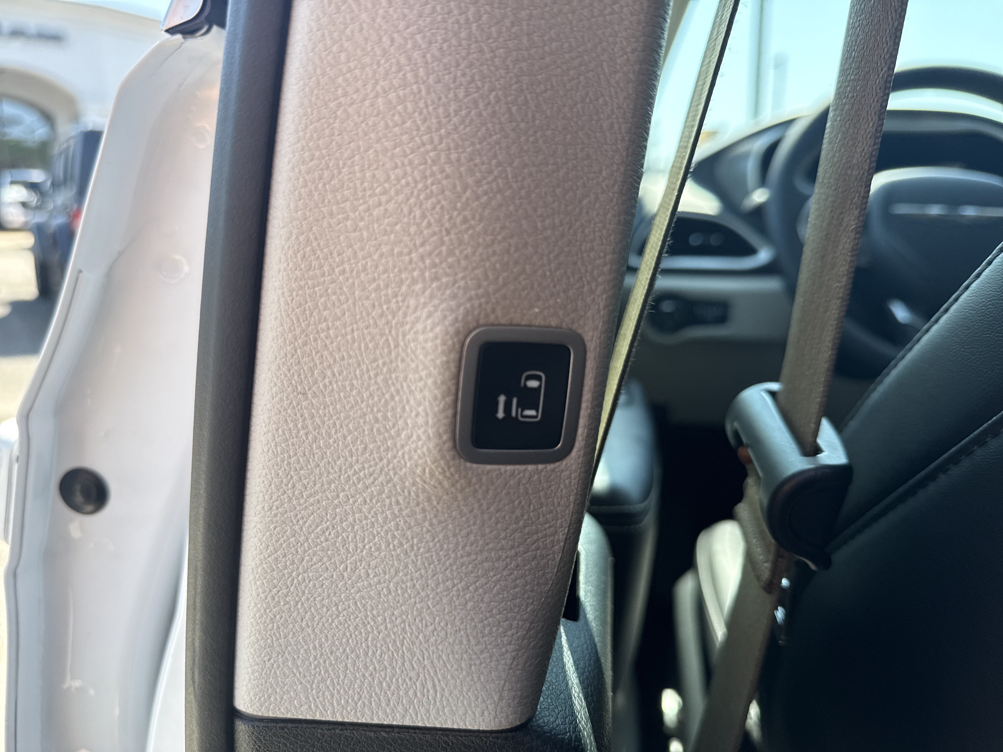 Used 2024 Chrysler Pacifica Touring-L FWD image 23