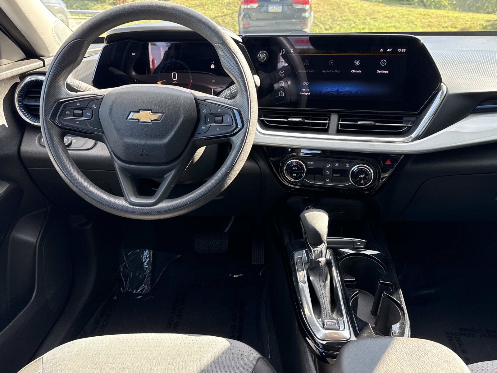 Used 2025 Chevrolet Trax LT FWD image 8
