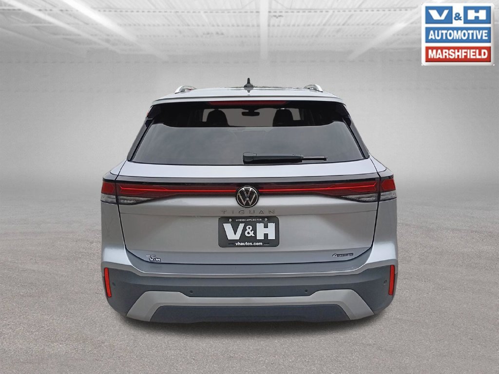 Used 2026 Volkswagen Tiguan SE AWD/4WD image 3