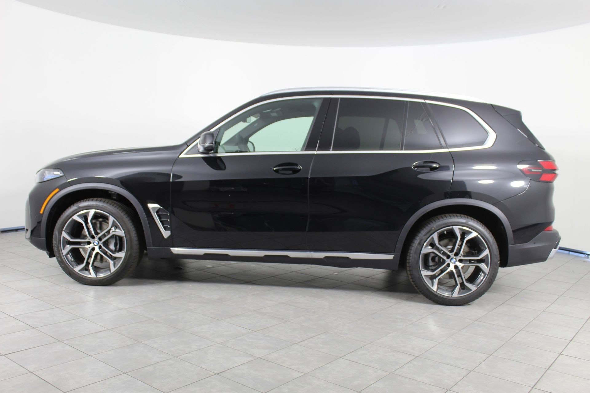 New 2026 BMW X5 xDrive40i w/ Premium Package AWD/4WD image 2