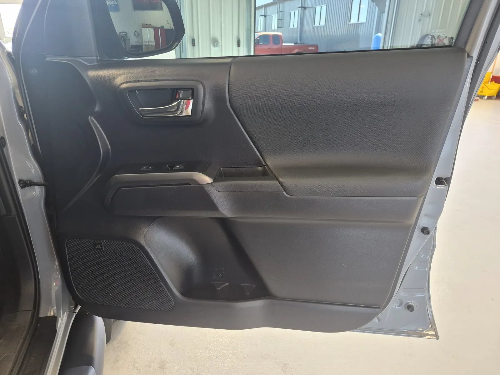 Used 2021 Toyota Tacoma TRD Off-Road w/ TRD Premium Off Road Package AWD/4WD image 17