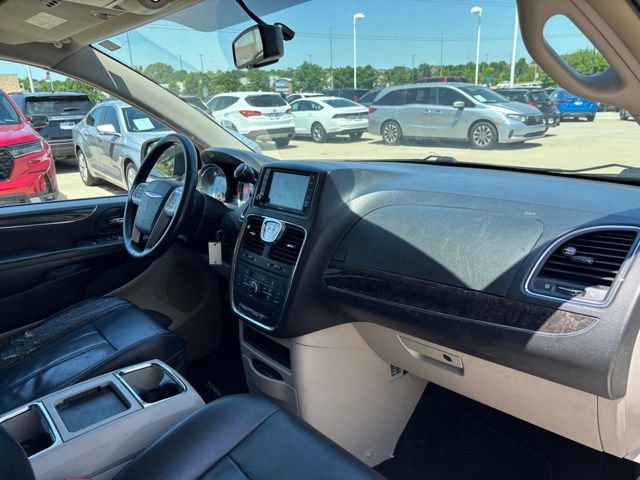 Used 2014 Chrysler Town & Country Touring FWD image 18