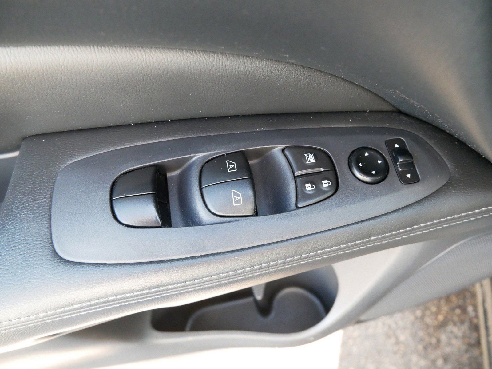 Used 2015 Nissan Pathfinder SL image 16