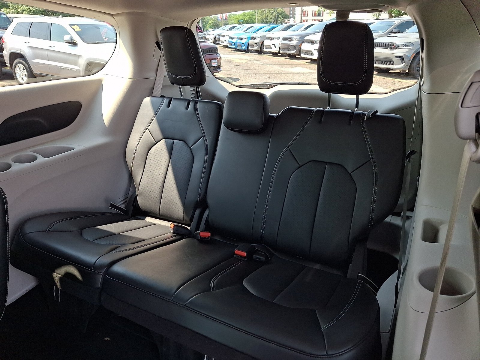 Used 2024 Chrysler Pacifica Touring-L FWD image 10