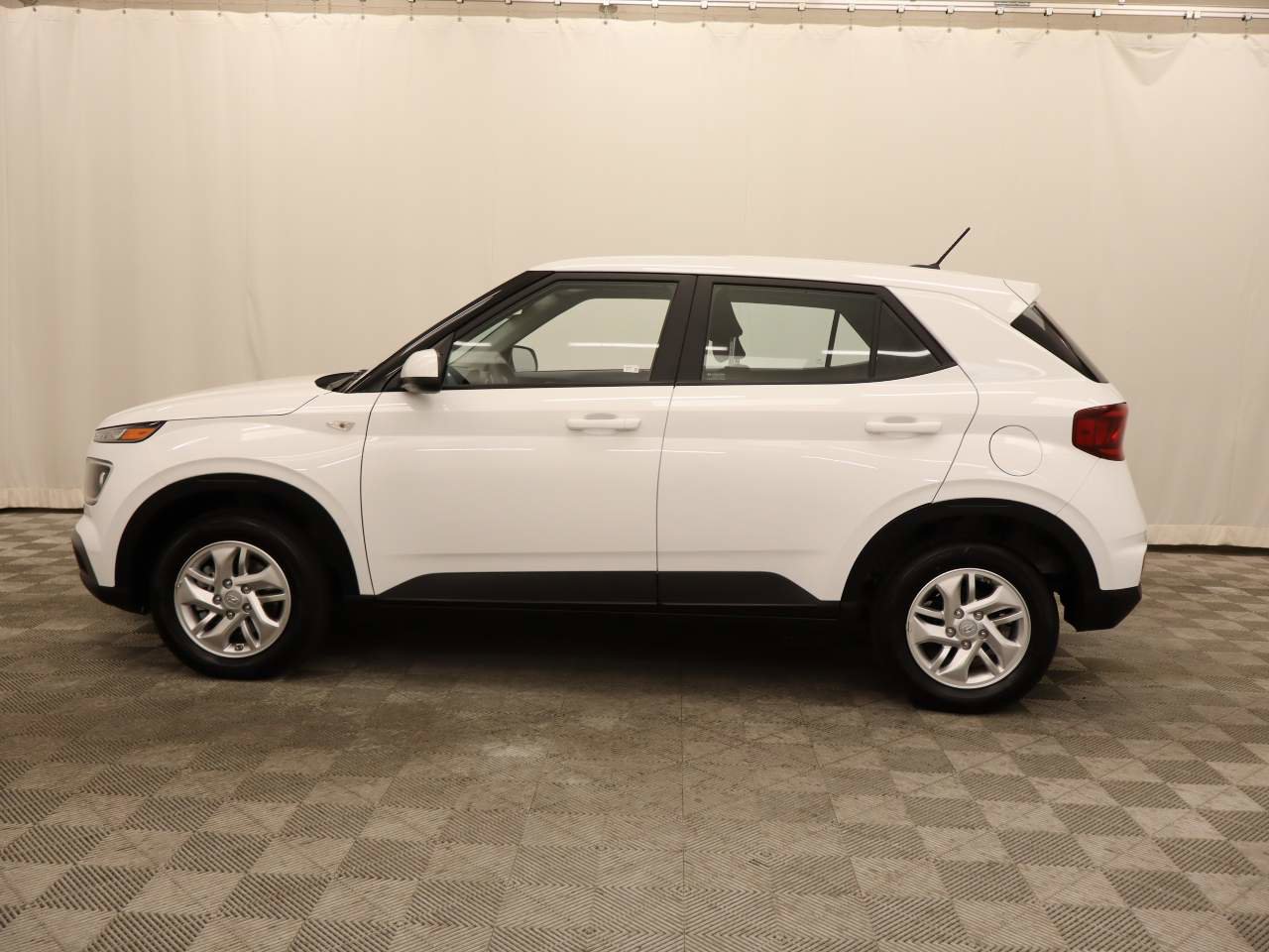 Used 2025 Hyundai Venue SE image 3