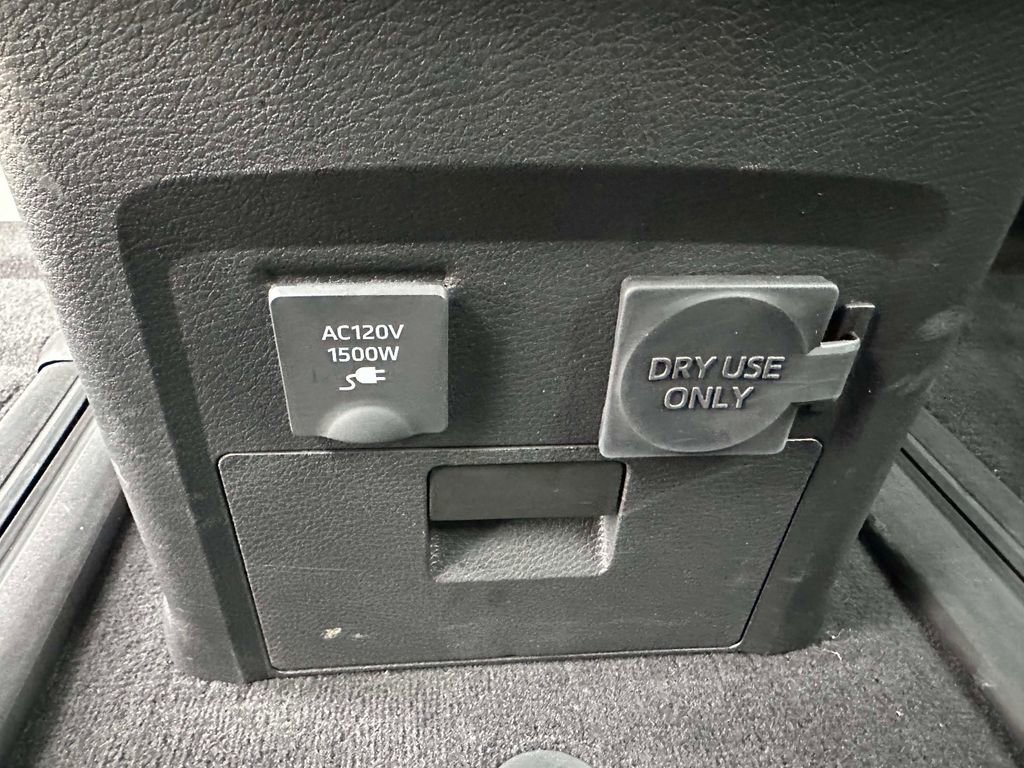 Used 2025 Toyota Sienna Platinum image 18