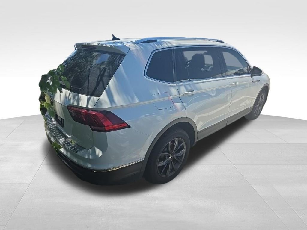 Used 2023 Volkswagen Tiguan SE w/ Panoramic Sunroof Package FWD image 6