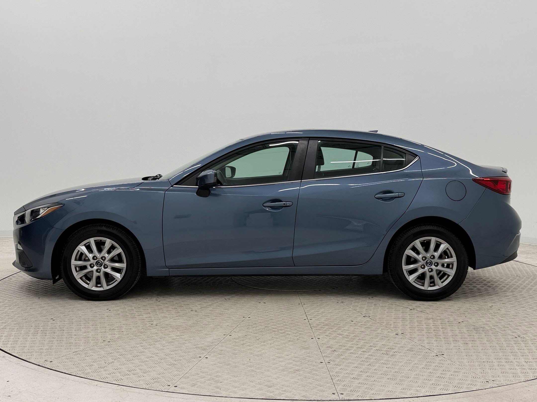 Used 2015 MAZDA MAZDA3 i Grand Touring image 2