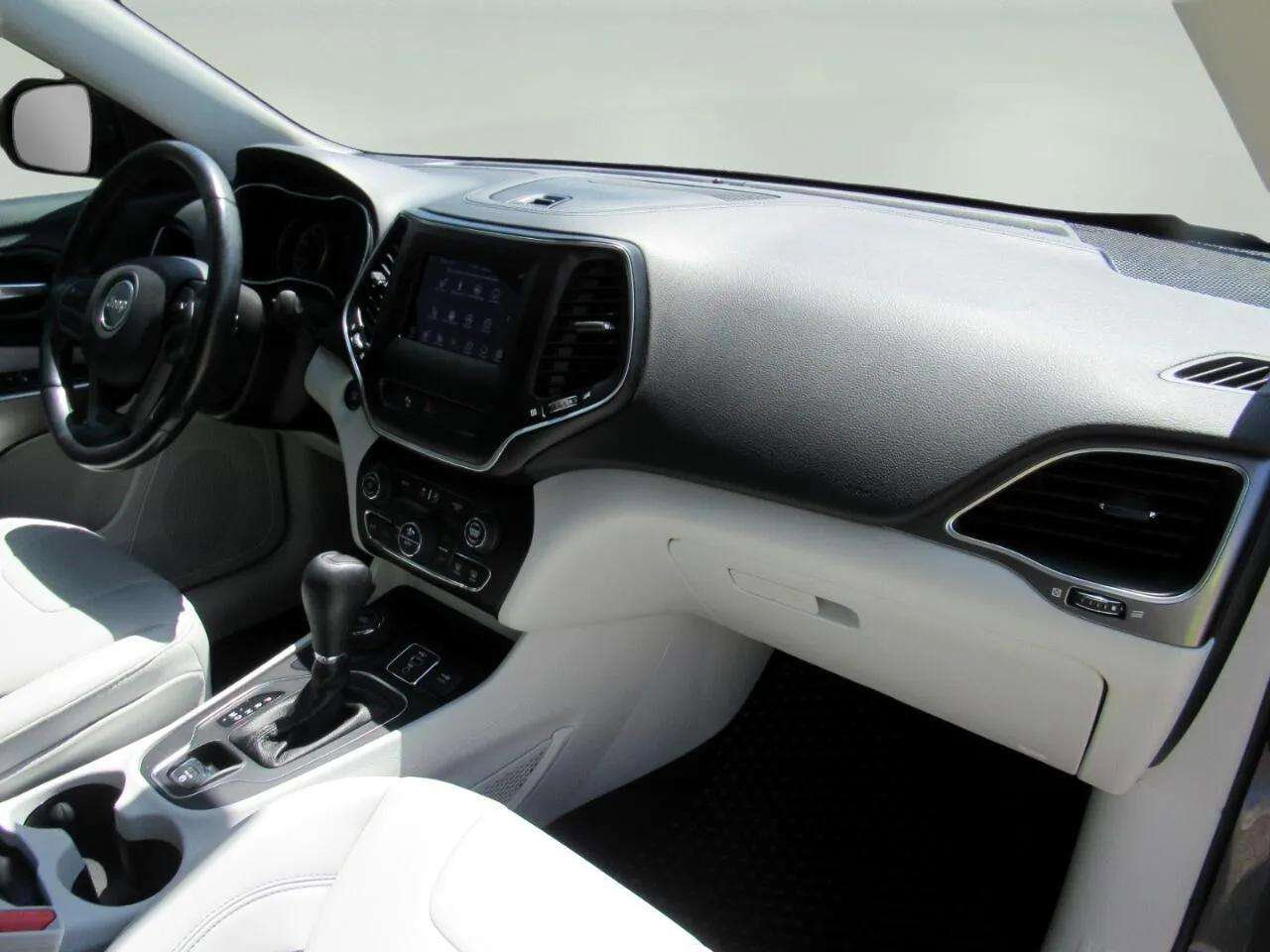 Used 2020 Jeep Cherokee Latitude Plus w/ Comfort/Convenience Group image 33