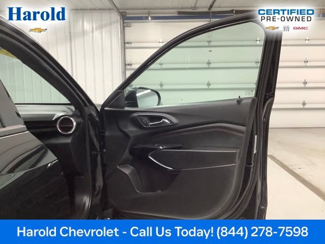 Used 2025 Chevrolet Trax RS FWD image 13