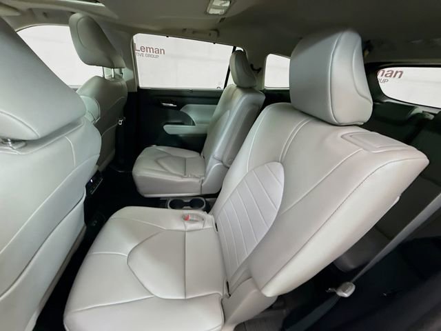 Used 2023 Toyota Highlander XLE AWD/4WD image 25