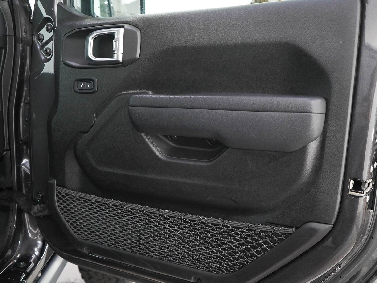 Used 2025 Jeep Wrangler Unlimited Rubicon w/ Convenience Group AWD/4WD image 9