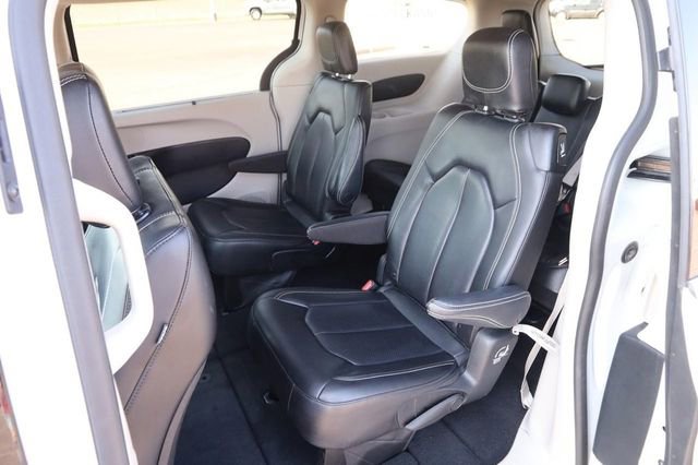 Used 2023 Chrysler Pacifica Touring-L image 10