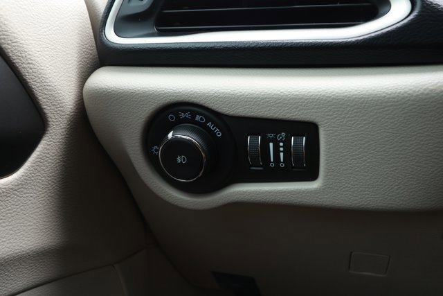 Used 2022 Chrysler Pacifica Touring-L image 15