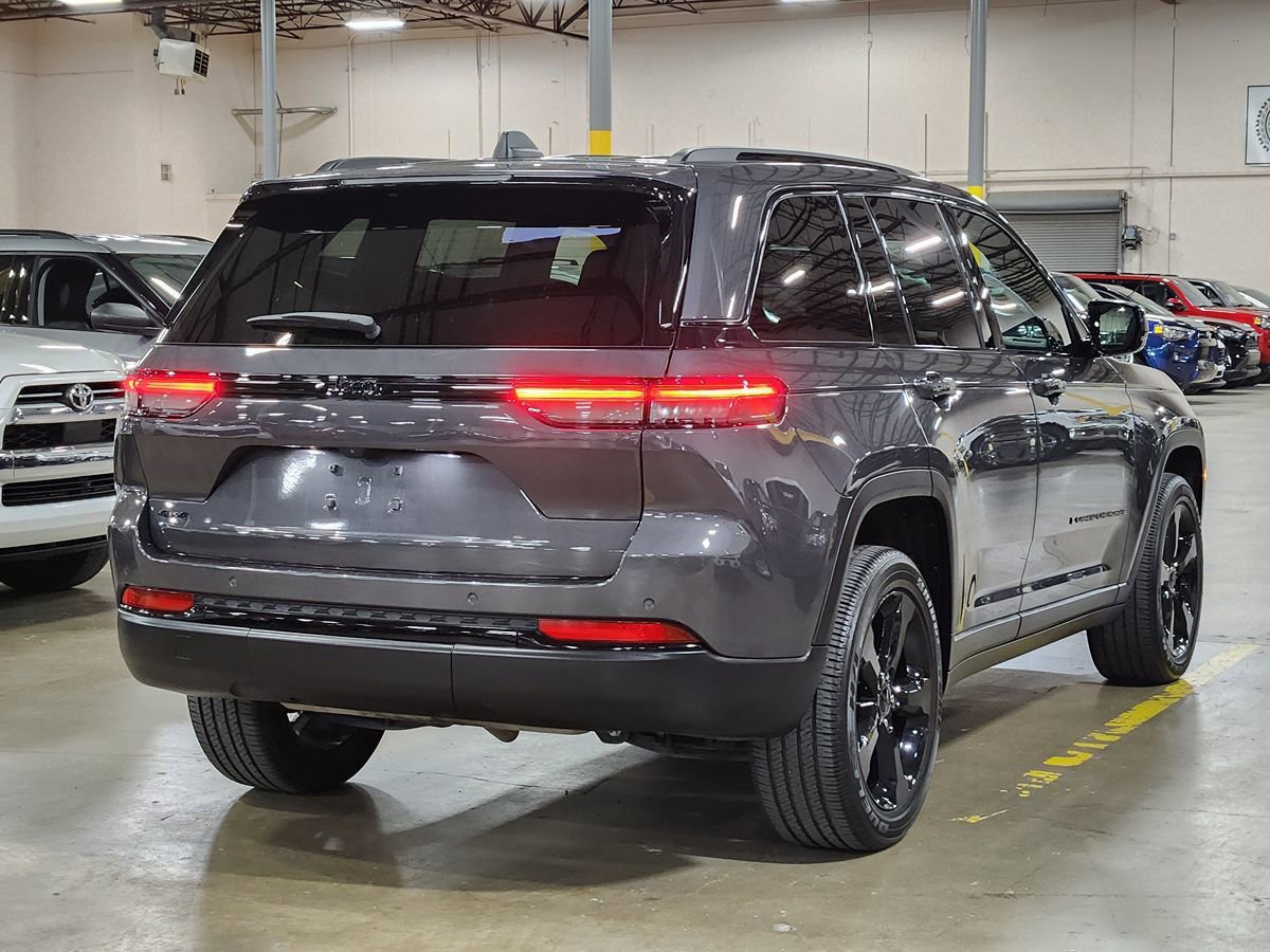 Used 2024 Jeep Grand Cherokee Altitude AWD/4WD image 8