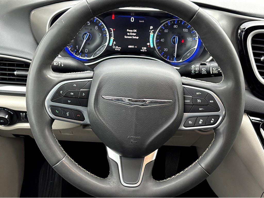 Used 2023 Chrysler Pacifica Touring-L image 15