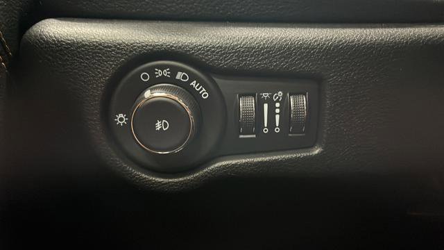 Used 2023 Chrysler Pacifica Pinnacle FWD image 35