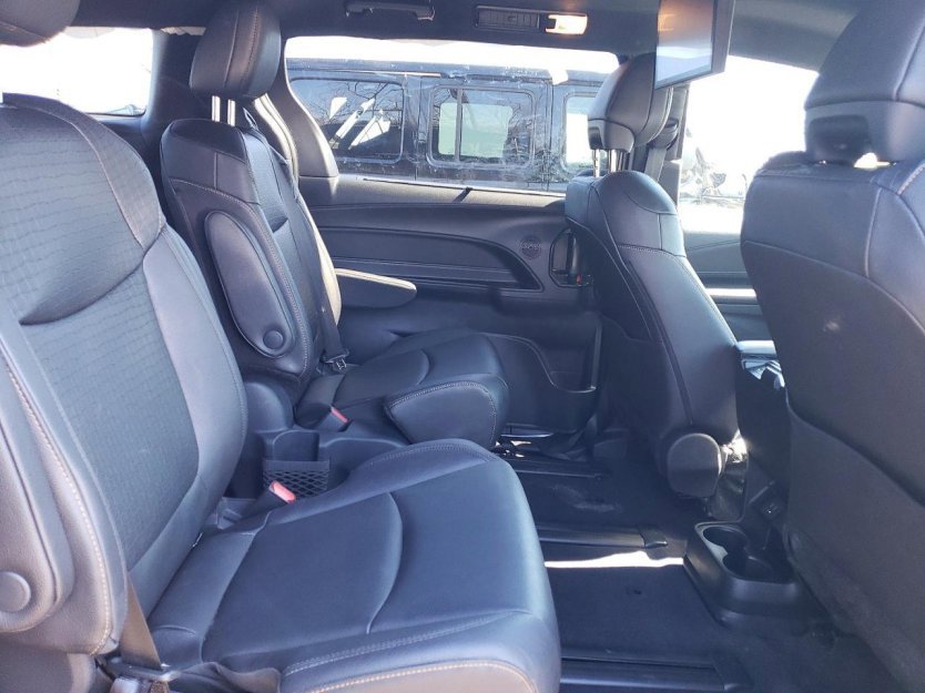 Used 2025 Toyota Sienna XLE Woodland Edition image 9