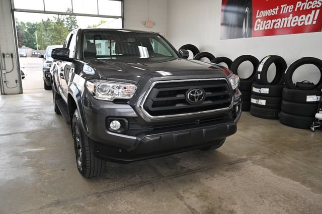 Used 2022 Toyota Tacoma SR5 AWD/4WD image 3