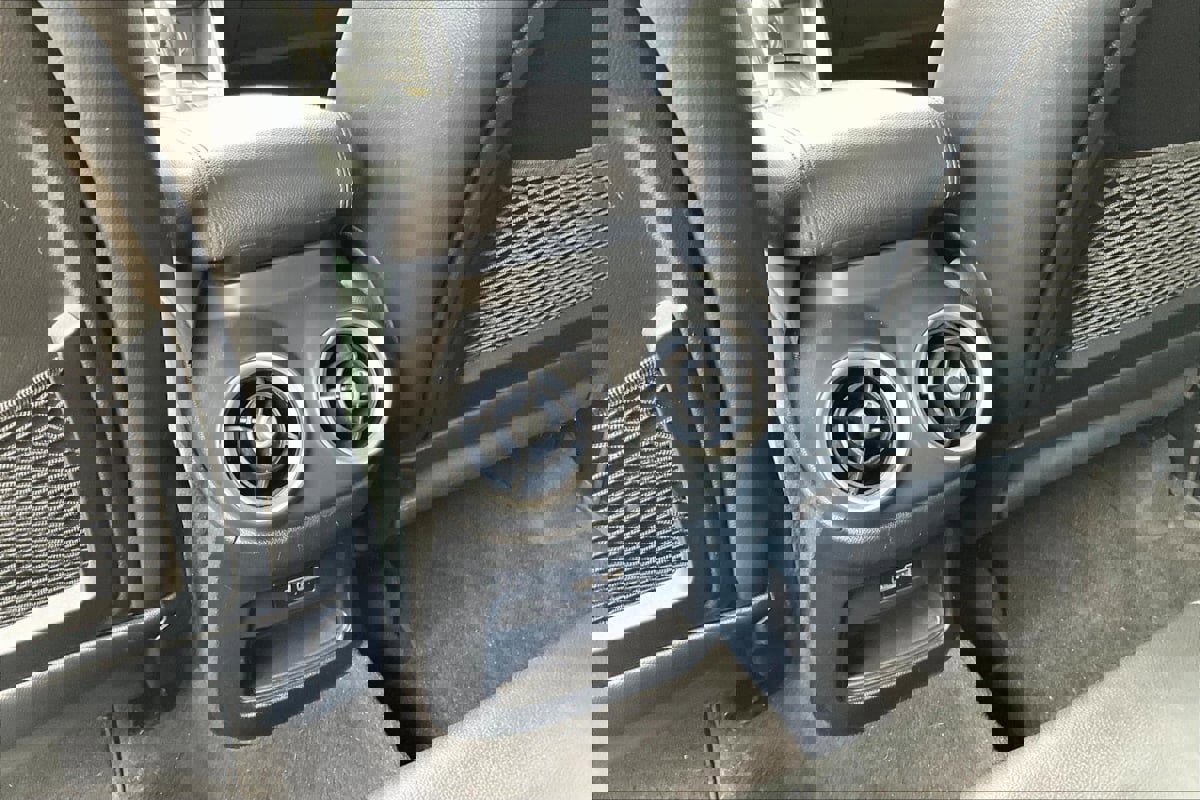 Used 2018 Alfa Romeo Stelvio AWD image 31