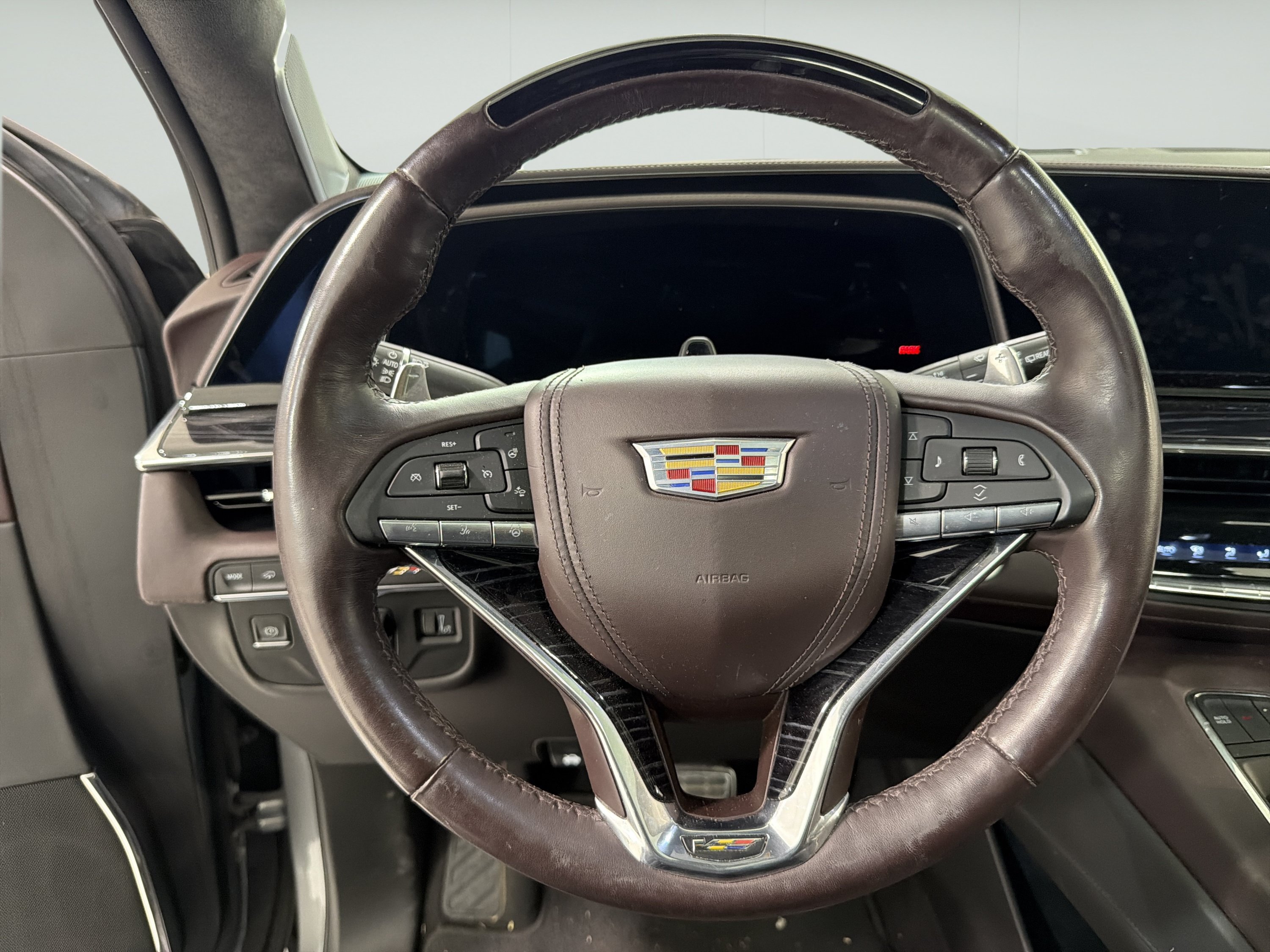 Used 2023 Cadillac Escalade ESV V AWD/4WD image 16