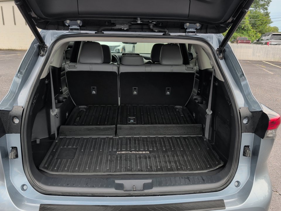 Used 2021 Toyota Highlander XLE AWD/4WD image 19