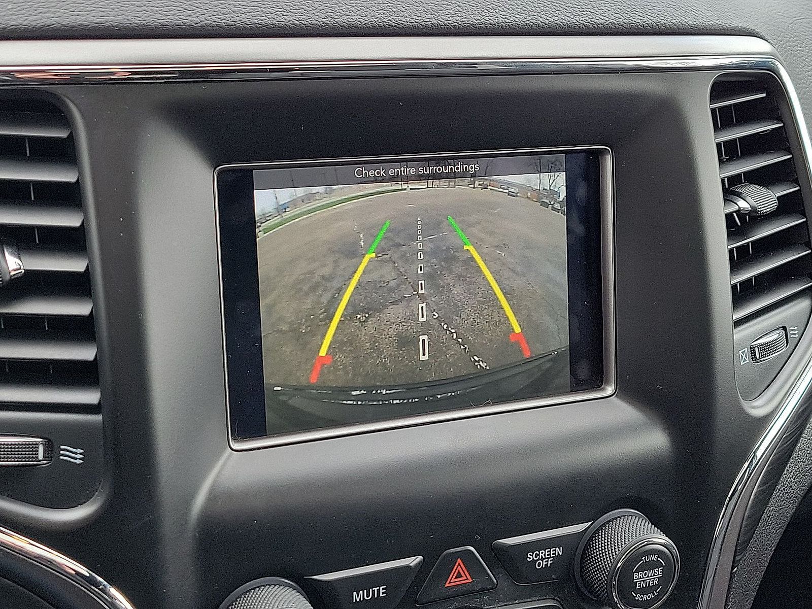 Used 2019 Jeep Grand Cherokee Laredo AWD/4WD image 15