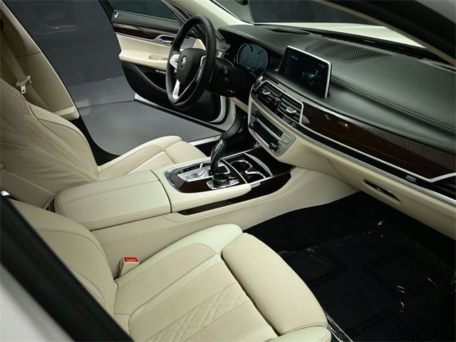 Used 2017 BMW 750i image 30
