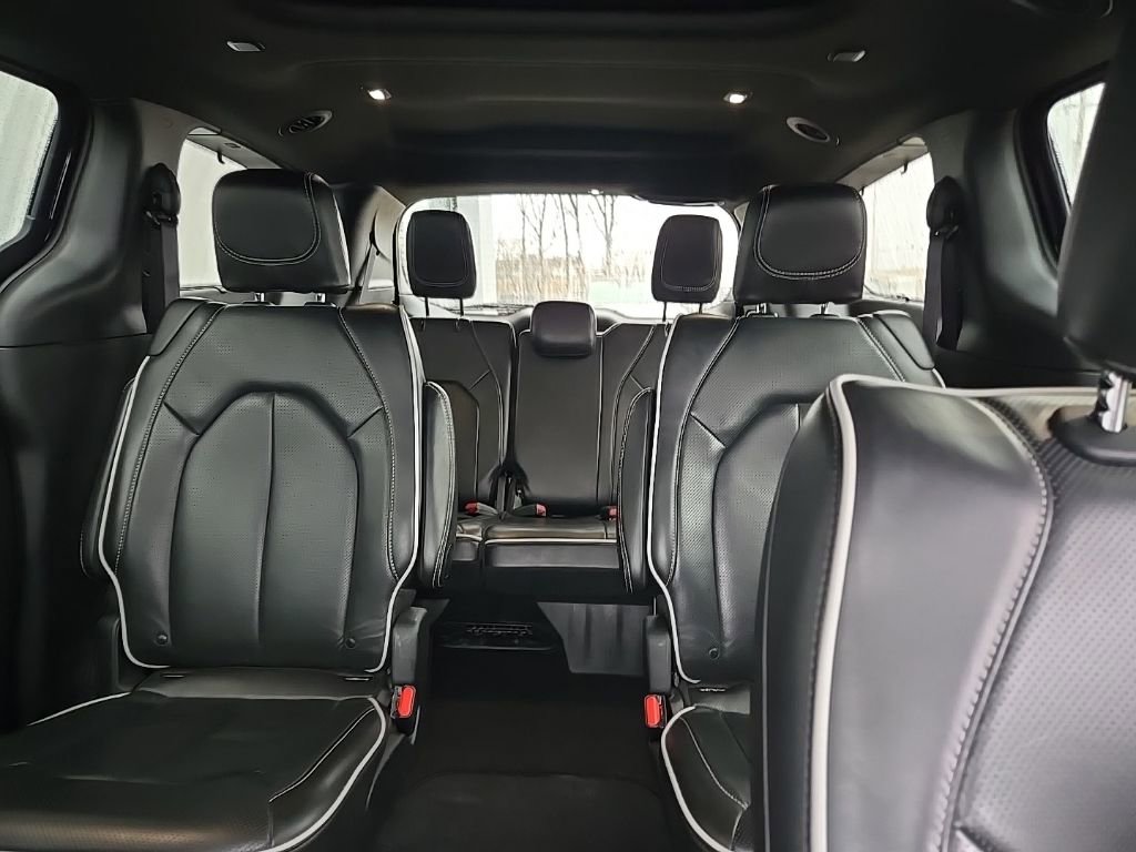 Used 2025 Chrysler Pacifica Limited image 32