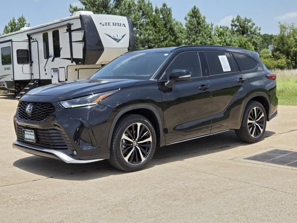 Used 2022 Toyota Highlander XSE FWD image 3