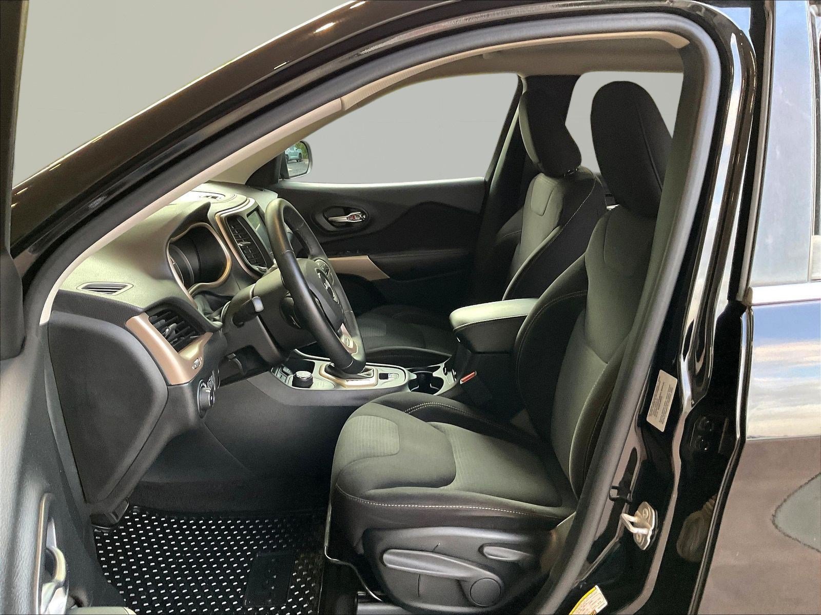 Used 2017 Jeep Cherokee Latitude w/ Cold Weather Group AWD/4WD image 21