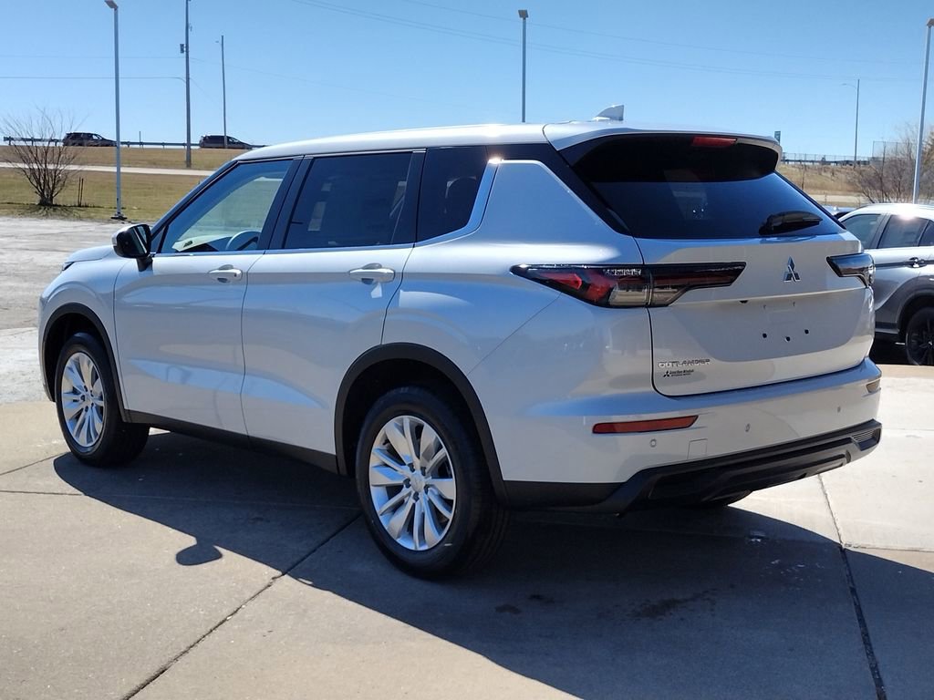 New 2026 Mitsubishi Outlander ES image 18