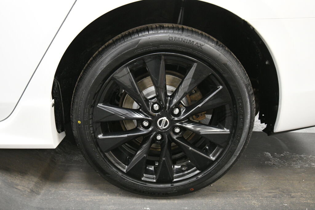 Used 2018 Nissan Sentra SR w/ Technology Package image 31