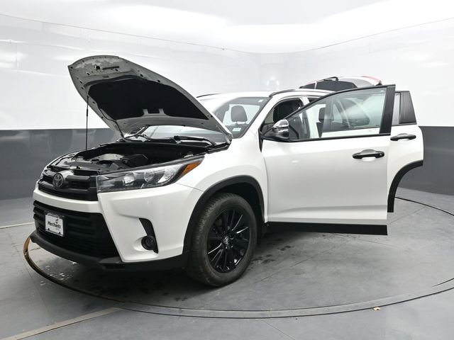 Used 2019 Toyota Highlander SE w/ Nightshade Edition AWD/4WD image 50