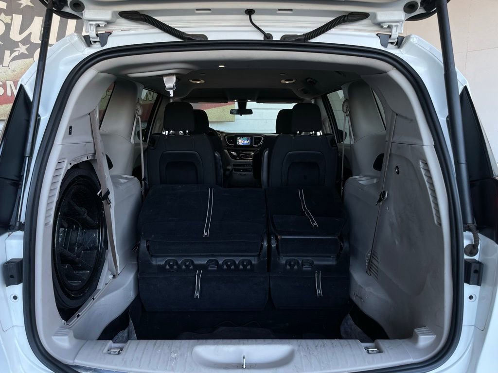 Used 2022 Chrysler Voyager LX image 18