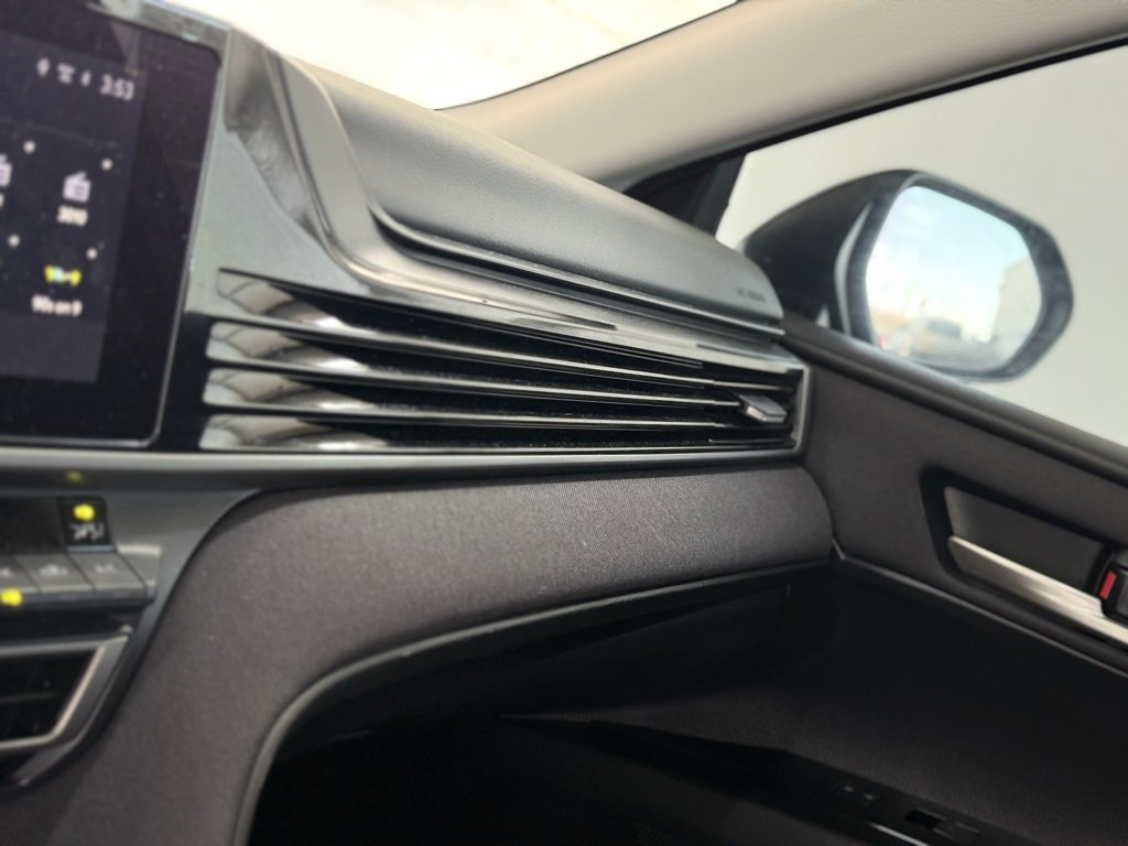 Used 2025 Toyota Camry LE image 32