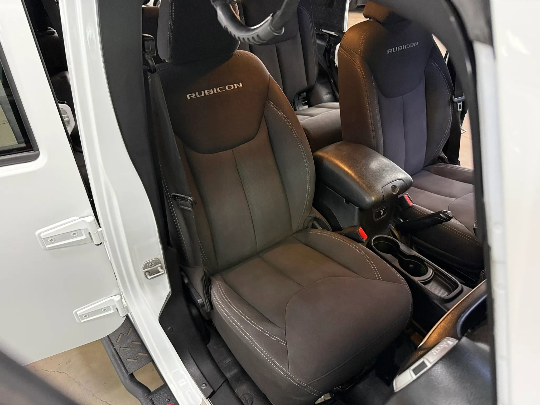 Used 2015 Jeep Wrangler Unlimited Rubicon image 19