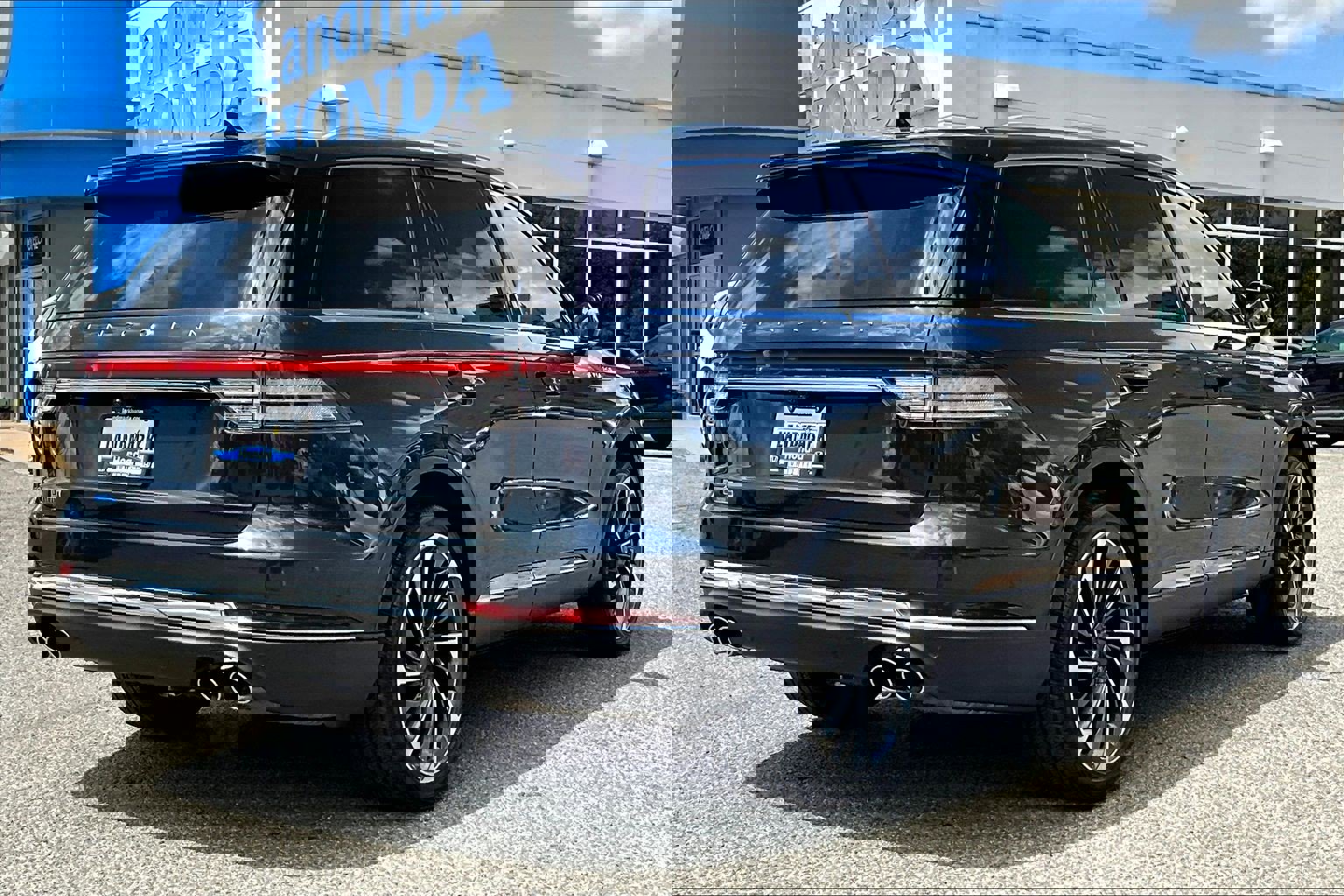 Used 2023 Lincoln Aviator Reserve w/ Equipment Group 201A image 2