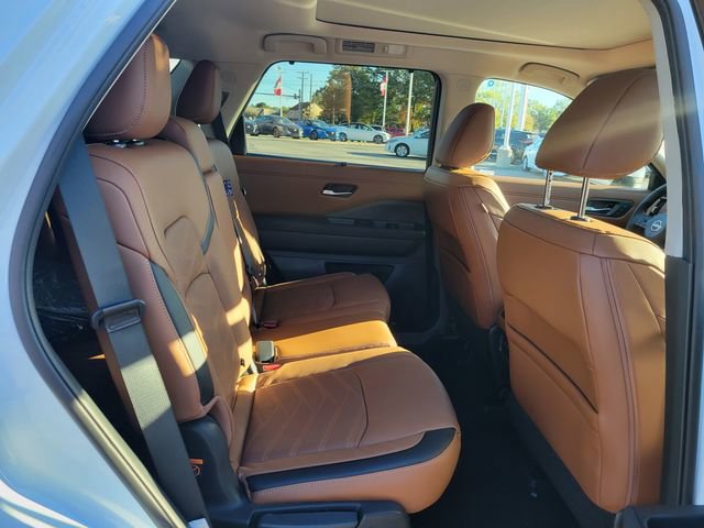 New 2025 Nissan Pathfinder Platinum w/ Black Appearance Package image 19