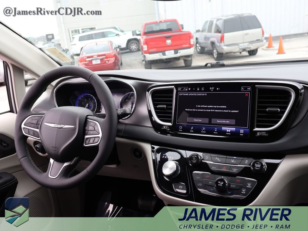 Used 2024 Chrysler Pacifica Touring-L image 13