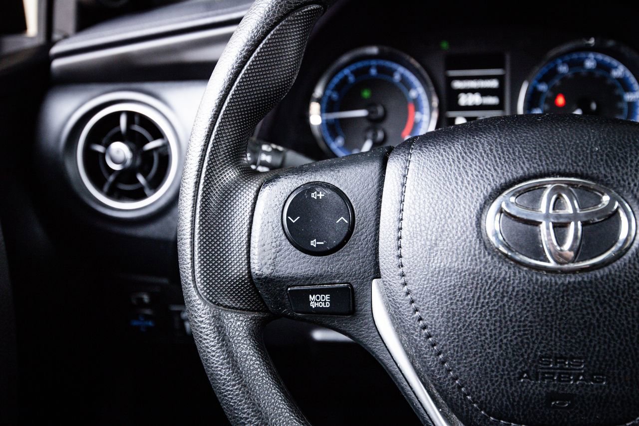 Used 2018 Toyota Corolla LE image 16