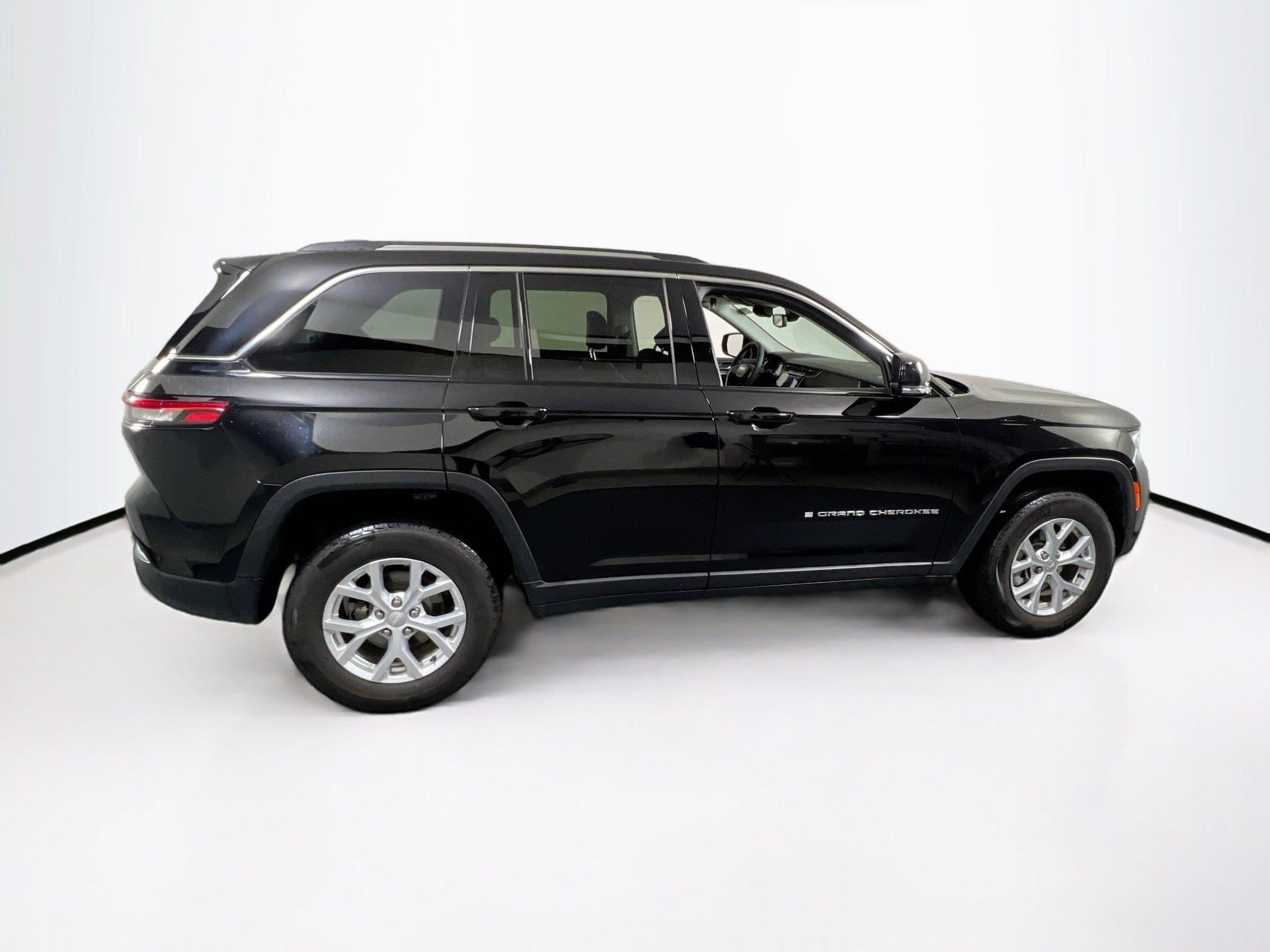 Used 2023 Jeep Grand Cherokee Limited image 4