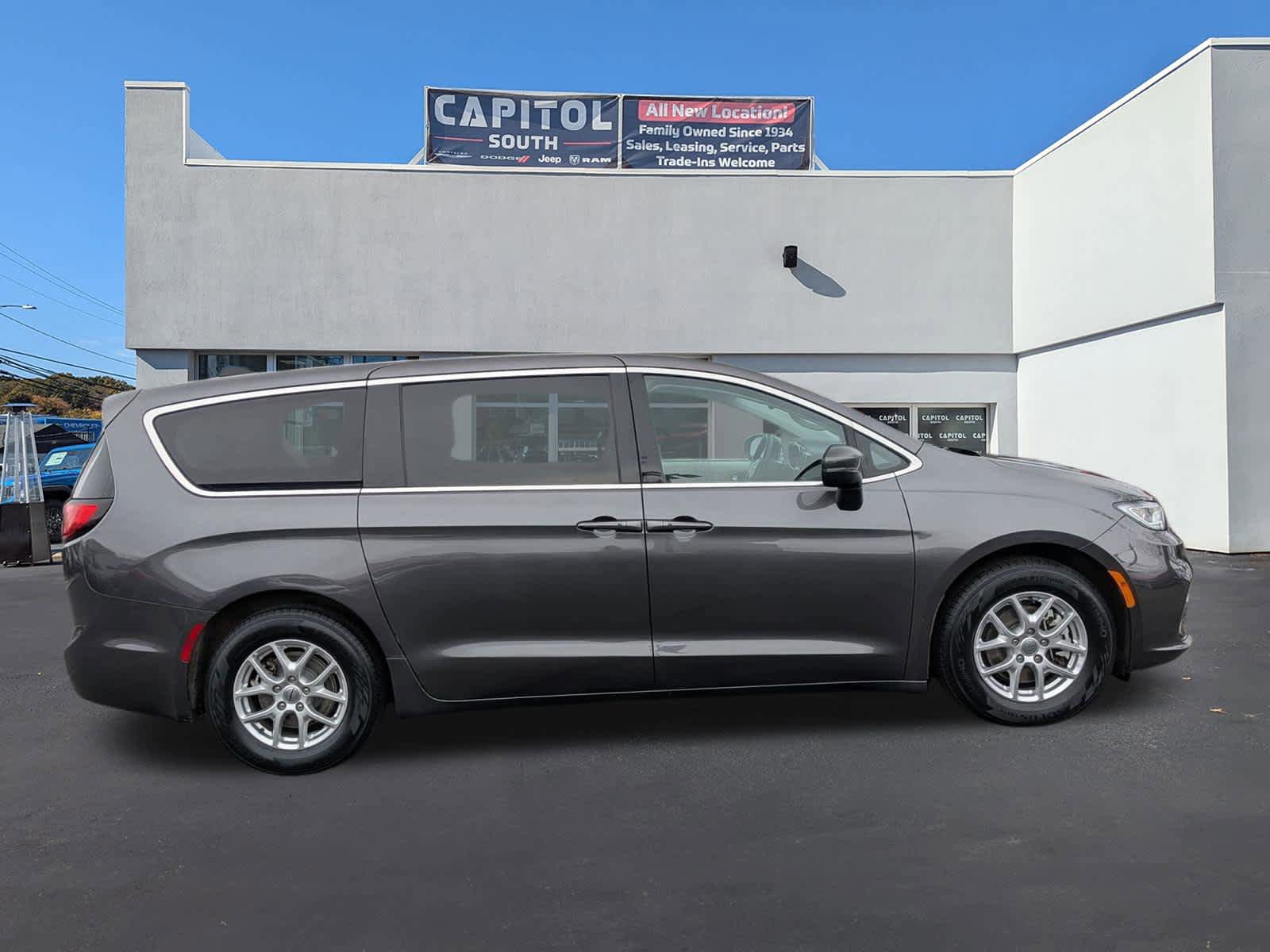 Used 2023 Chrysler Pacifica Touring-L FWD image 2