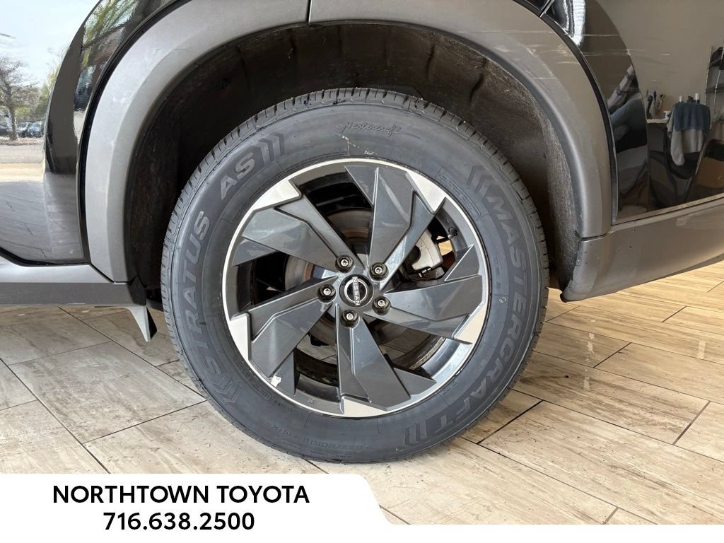 Used 2025 Nissan Rogue SV AWD/4WD image 25