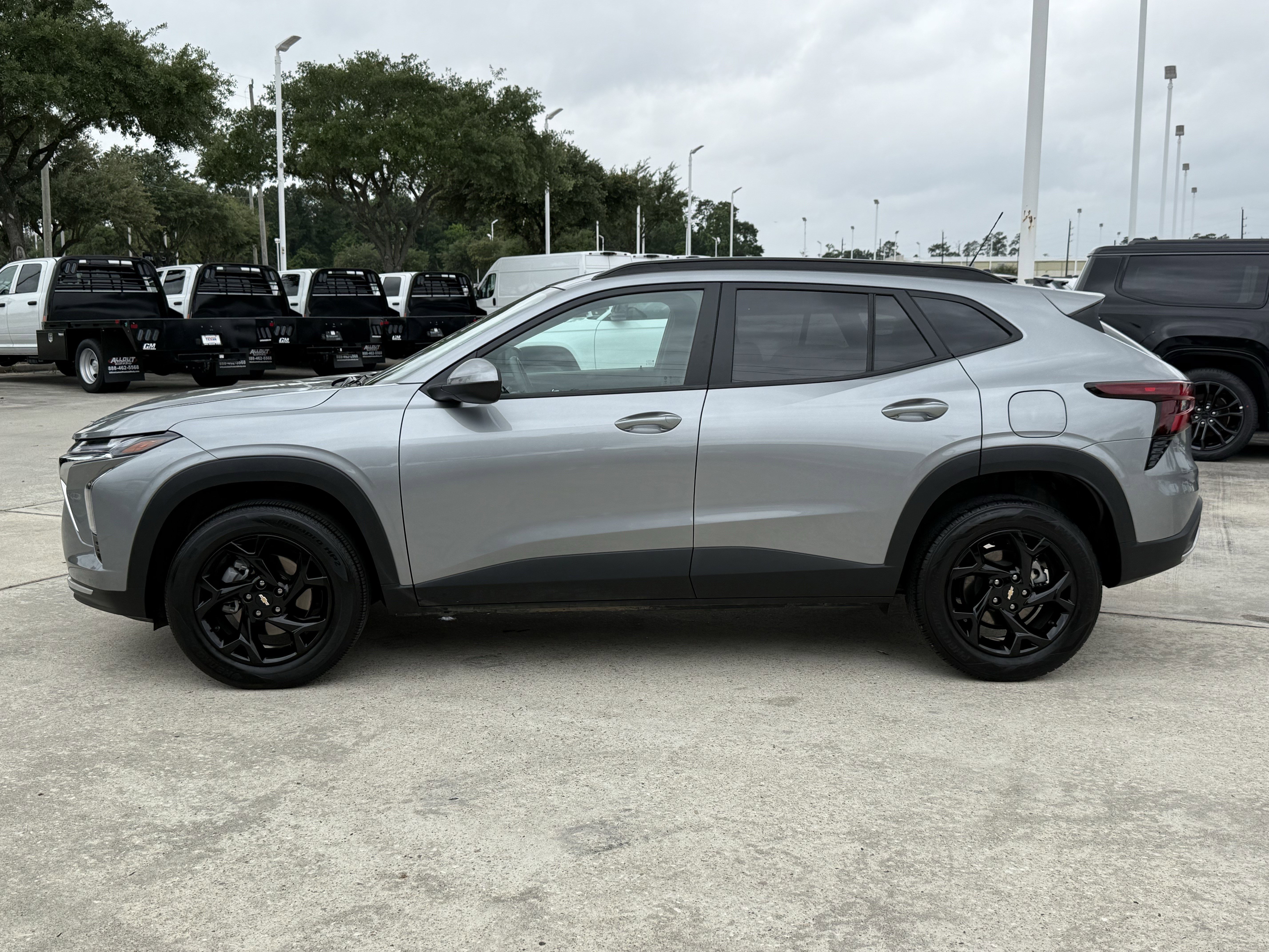 Used 2025 Chevrolet Trax LT FWD image 9