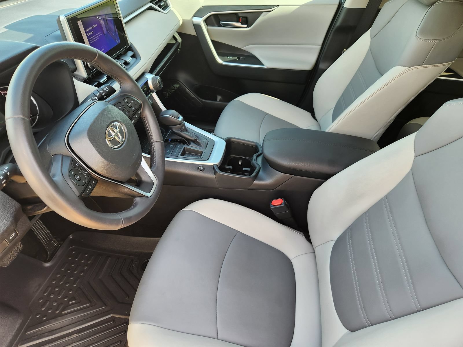 Used 2023 Toyota RAV4 XLE Premium FWD image 16