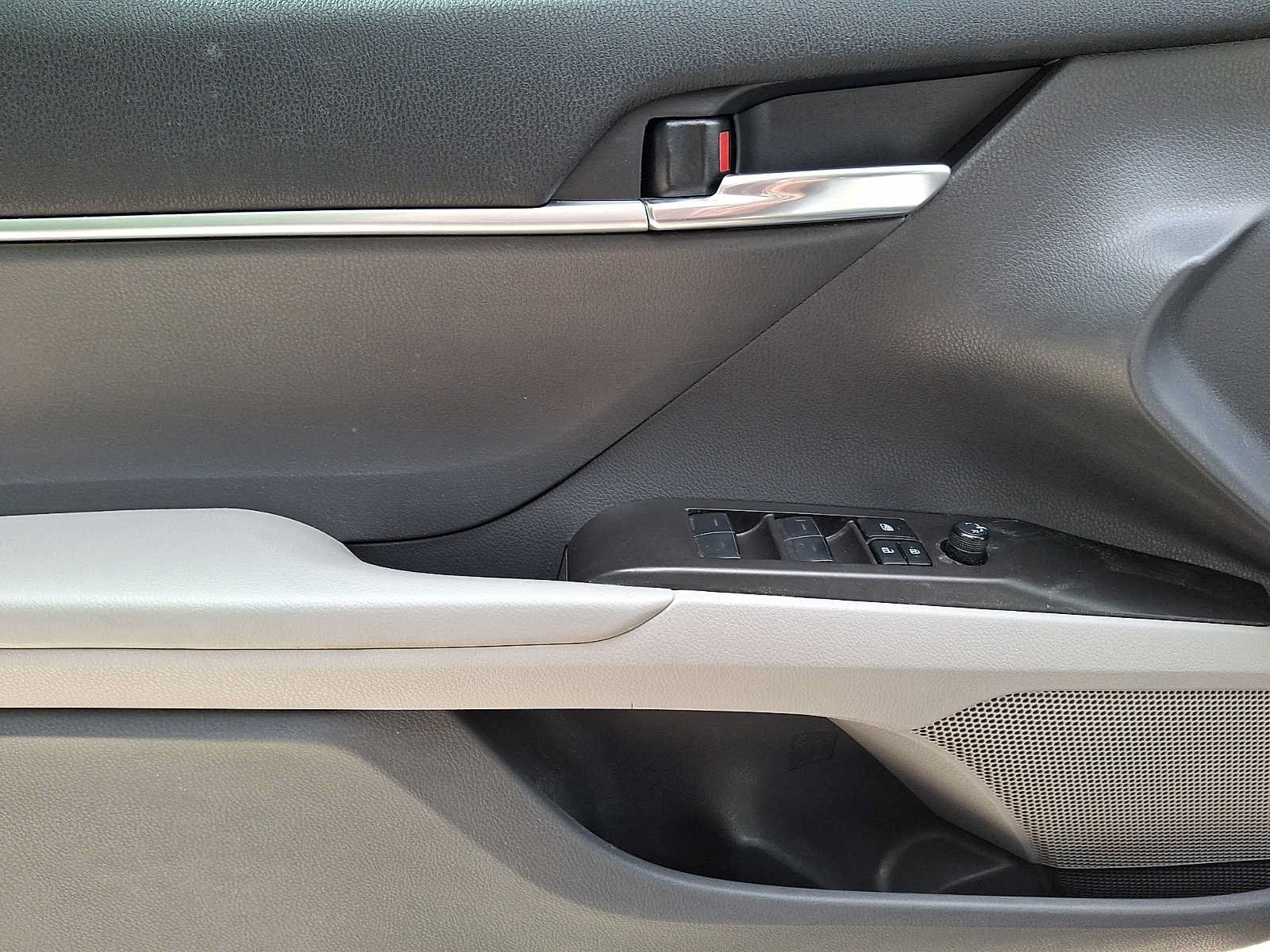 Used 2023 Toyota Camry SE FWD image 9